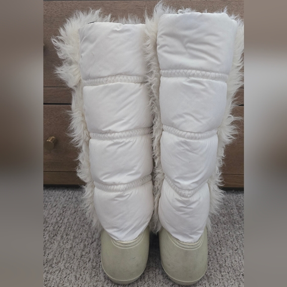 Moncler White Furry Winter Boots - Picture 4 of 4
